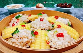 切好的香菜和小米辣均匀的撒在糯米排骨和玉米上面就大功告成了