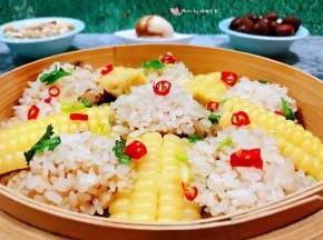 切好的香菜和小米辣均匀的撒在糯米排骨和玉米上面就大功告成了