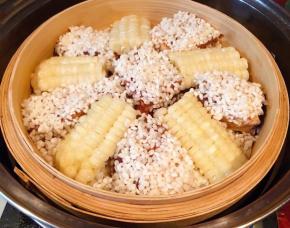 糯米排骨玉米凉水放入蒸锅中大火蒸四十五分钟