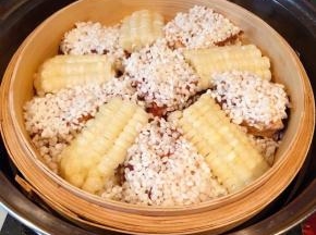 糯米排骨玉米凉水放入蒸锅中大火蒸四十五分钟