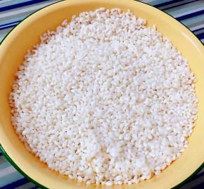 糯米洗净浸泡一夜后冲洗干净沥干水份