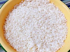 糯米洗净浸泡一夜后冲洗干净沥干水份