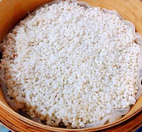剩余的糯米平铺在笼屉上