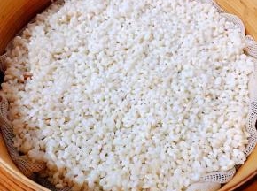 剩余的糯米平铺在笼屉上