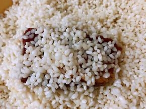 入味的排骨均匀的裹上糯米