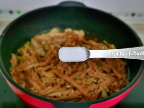 大排炖烂后按个人口味加入盐。