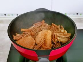 大火收汁至浓稠，留一点汤汁更好吃。