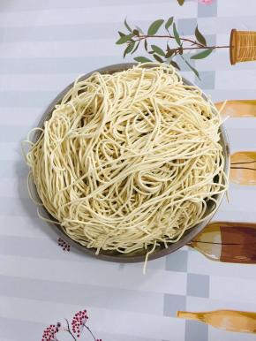 买的新鲜的碱面！(可以多买一点，处理好了分成小份放冰箱冷藏保存！我买了6块钱的碱面，够我们吃好几顿啦！)