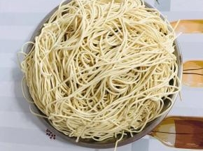 买的新鲜的碱面！(可以多买一点，处理好了分成小份放冰箱冷藏保存！我买了6块钱的碱面，够我们吃好几顿啦！)