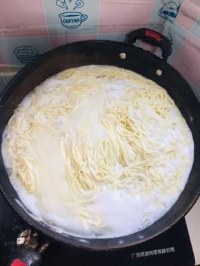 水开放入碱面煮2分钟左右！