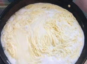 水开放入碱面煮2分钟左右！