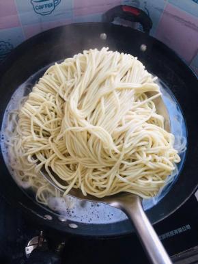 捞出控干水分备用！