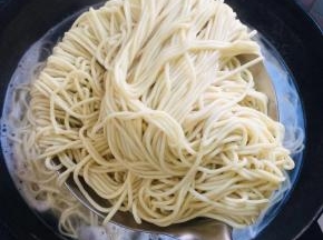 捞出控干水分备用！