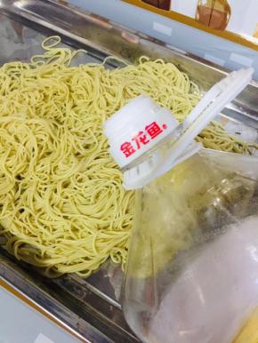 倒入适量的色拉油！(油要适当多放一些，以免面条黏在一起！)