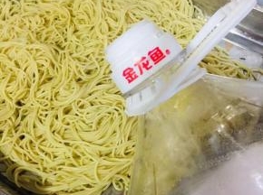 倒入适量的色拉油！(油要适当多放一些，以免面条黏在一起！)