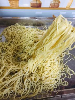 用筷子把碱面拌匀，抖散！让每一个面条都均匀的裹上油！