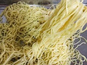 用筷子把碱面拌匀，抖散！让每一个面条都均匀的裹上油！