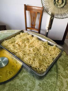 拌好的面条放在电风扇下面吹两个小时左右，让面条充分的变凉！(中途记得用筷子翻动几次！不要让面条黏住了！)