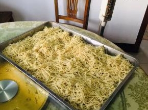 拌好的面条放在电风扇下面吹两个小时左右，让面条充分的变凉！(中途记得用筷子翻动几次！不要让面条黏住了！)