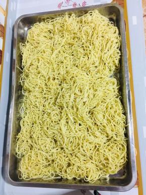 吹凉的碱面，分成若干小份儿，放在冰箱冷藏保存！随吃随取特别的方便！