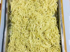 吹凉的碱面，分成若干小份儿，放在冰箱冷藏保存！随吃随取特别的方便！