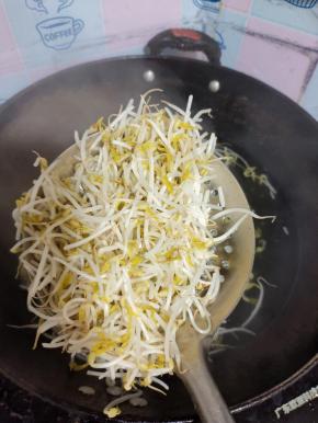 水烧开放入适量的盐，再放绿豆芽焯水至断生捞出控干水分备用！