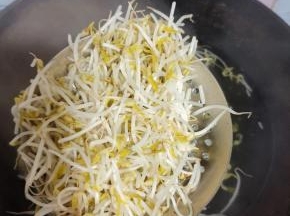 水烧开放入适量的盐，再放绿豆芽焯水至断生捞出控干水分备用！