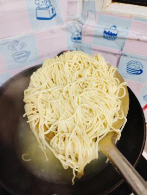 放入处理好的碱面，下锅煮开即可关火捞出，控干水分！