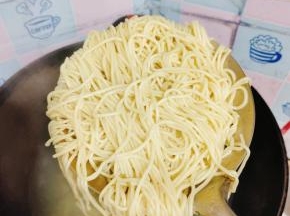 放入处理好的碱面，下锅煮开即可关火捞出，控干水分！