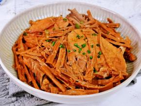 笋干吸收了大排的酱汁超好吃。