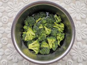 准备好所有食材，西兰花盐水洗净泡水，