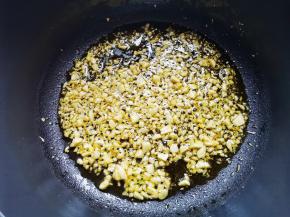 锅中热油爆香蒜末，