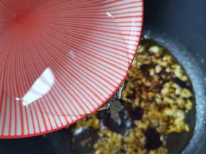 淋入半碗水煮开，