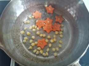 胡萝卜玉米粒煮熟。