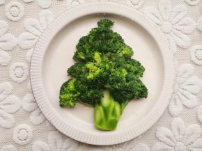 西兰花摆出圣诞树形状，