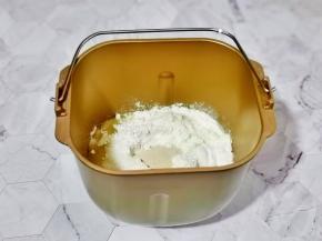 除黄油外的食材全部加入面包机桶中，先液体再粉类的顺序，最后加入酵母粉。