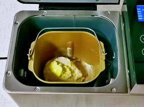 结束后面团处于扩展阶段，加入黄油，启动面包机揉面，揉到有手套膜即可，这款面团对于手套膜要求不是特别高。