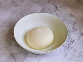 取出揉好的面团，揉圆放入器具中。