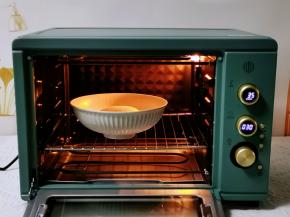 入烤箱进行发酵功能，35度约30分钟左右，发至两倍大。