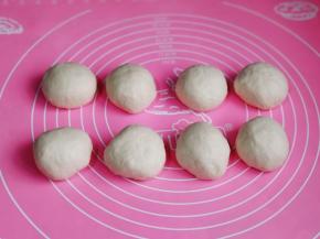 分割成8等份，盖上保鲜膜醒10分钟。