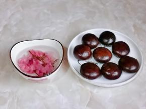 豆沙馅同样8等份，盐渍樱花冷水泡开。