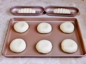 依次做好，摆放在不沾烤盘中并间隔距离，进行二次发酵，做了6个哈，还做了两个毛毛虫豆沙包。