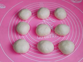 再分成9等份的小面团揉圆，盖上保鲜膜醒10分钟。