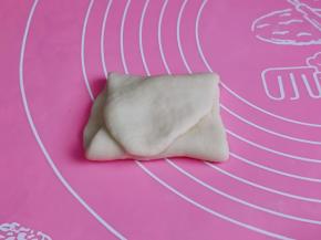 再对折，如图所示，依次做好醒10分钟。