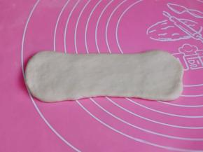 再次用擀面杖擀长舌状。