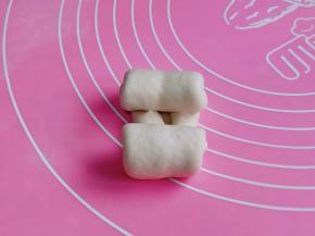 从两头往中间卷起，也就是上下两端往中间卷，如图所示。