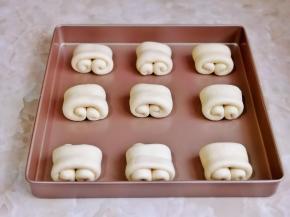 依次做完，放入烤盘中，进行二次发酵。（如果不是不粘烤盘建议垫一张油纸）