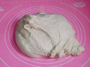 取出发酵好的面团，反复揉排气。