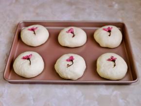 发酵至明显变大，放上樱花。