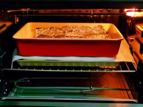 盖上一张油纸，再放上一个烤盘压住，如图所示，上面的烤盘我加盖了一张锡纸，这样上色不会太重。